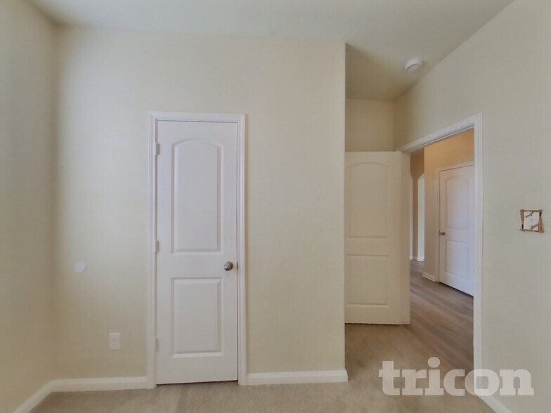 Building Photo - 4607 Le Villas