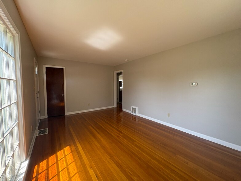 Building Photo - 1055 Whittier Ave
