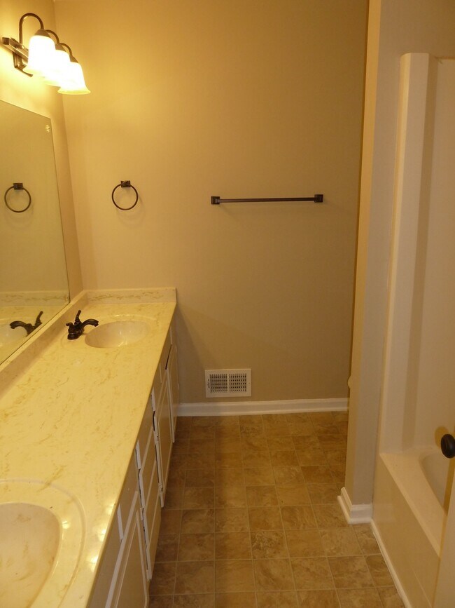 Building Photo - 3 Bed / 2.5 Bath with 2300 Square Feet!! A...