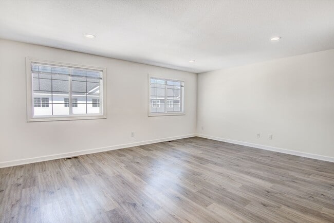 Building Photo - 3 Bedroom Town Home