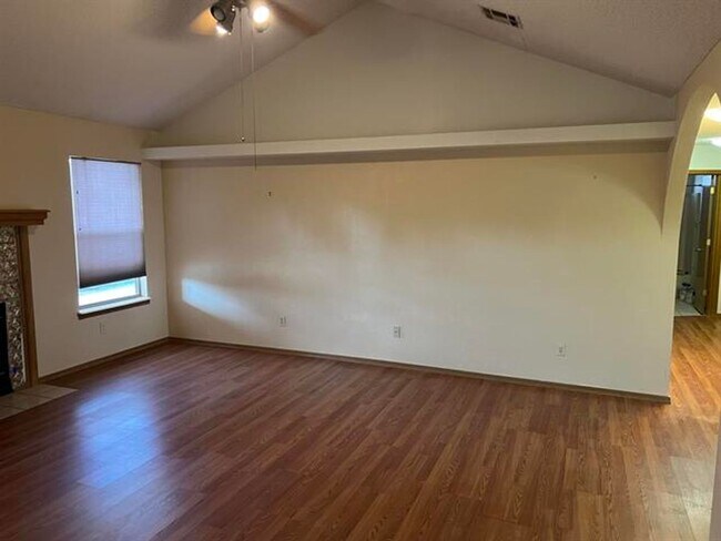 Building Photo - Lovely 3 Bedroom 2 bathroom home with pool