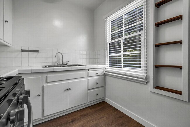 Building Photo - Excellent WeHo Location!