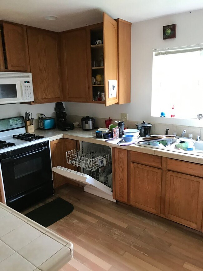 Building Photo - *DEPOSIT PENDING* 4 Bedroom 3 Bathroom House w/ Enclosed Yard!