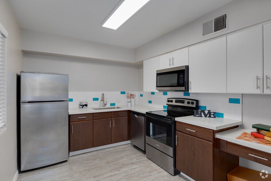 2BR, 1BA - 810SF - Kitchen - Emerson Park
