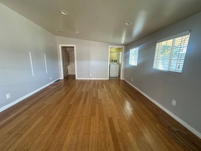 Building Photo - Beautiful 3-Bedroom + Bonus Sunroom Home f...