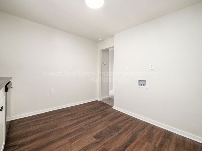 Building Photo - 878 1/2 Sullivant Avenue