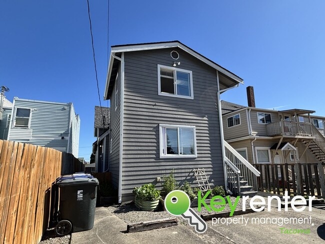 Building Photo - Modern 3-Bedroom, 2-Bath Downstairs Duplex...