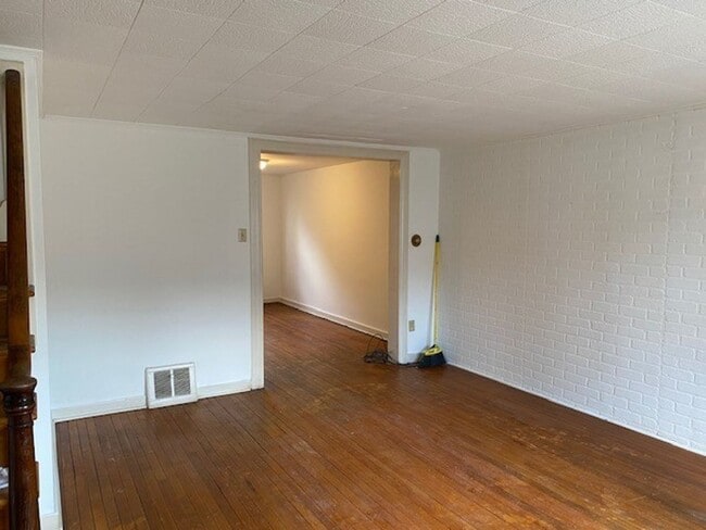 Building Photo - 2302 Kensington St