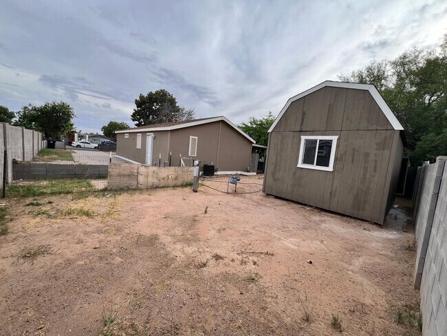 Building Photo - 7826 E Juanita Ave