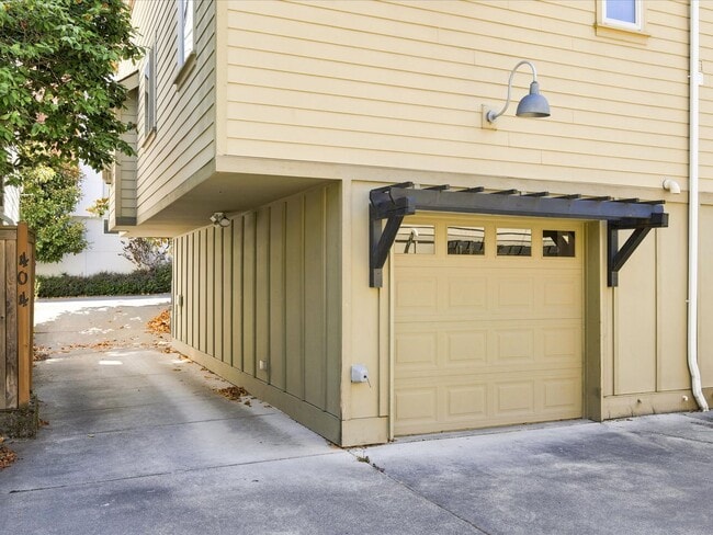 Building Photo - 2106 E Terrace St