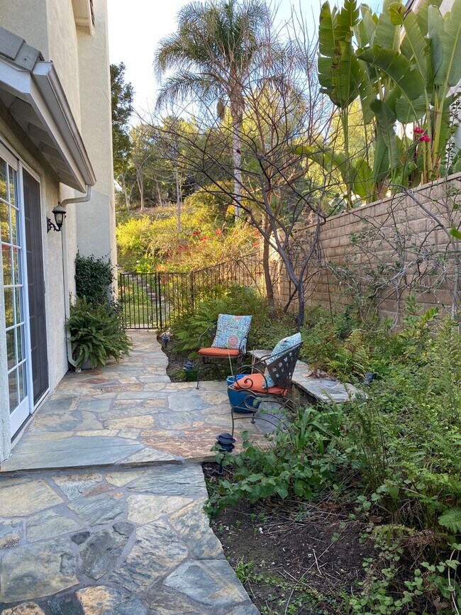 Building Photo - Private Courtyard Entry & Expansive Backyard Oasis