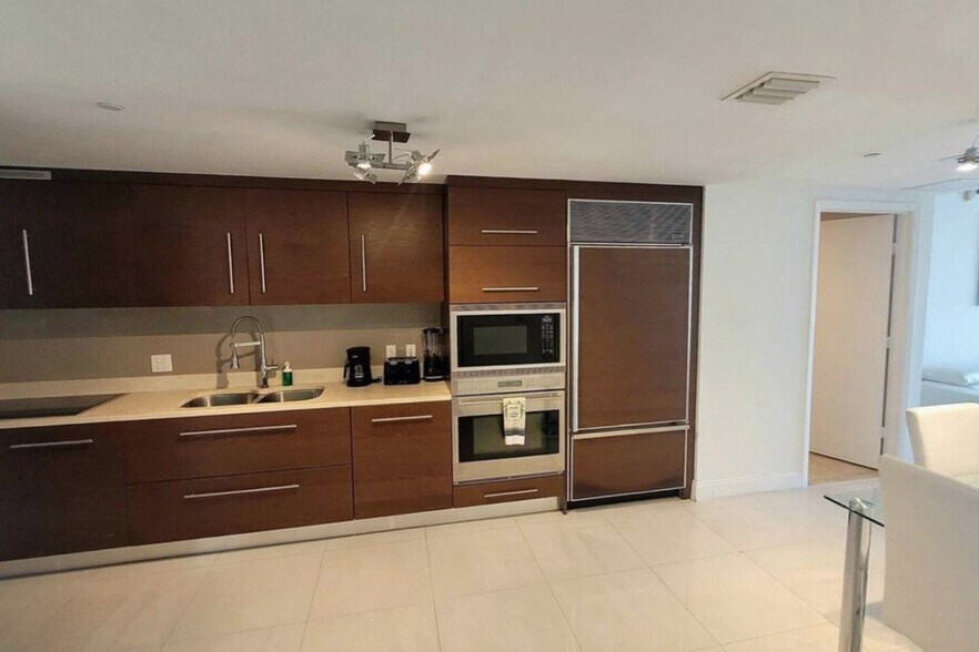 Building Photo - 481 Brickell Ave
