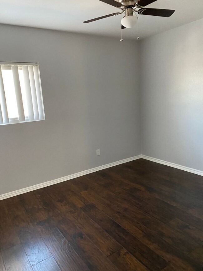 Building Photo - 3-Bedroom Townhome in Desirable Village Pa...