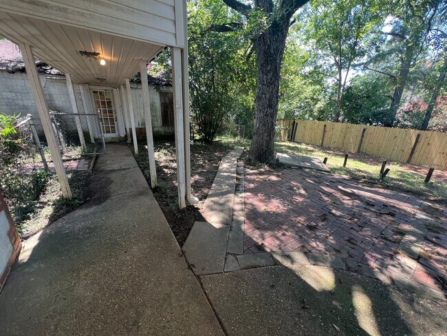 Building Photo - 4 bedroom 4 bathroom off Veterans Memorial...