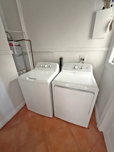 Building Photo - 335 N Orange Grove Ave