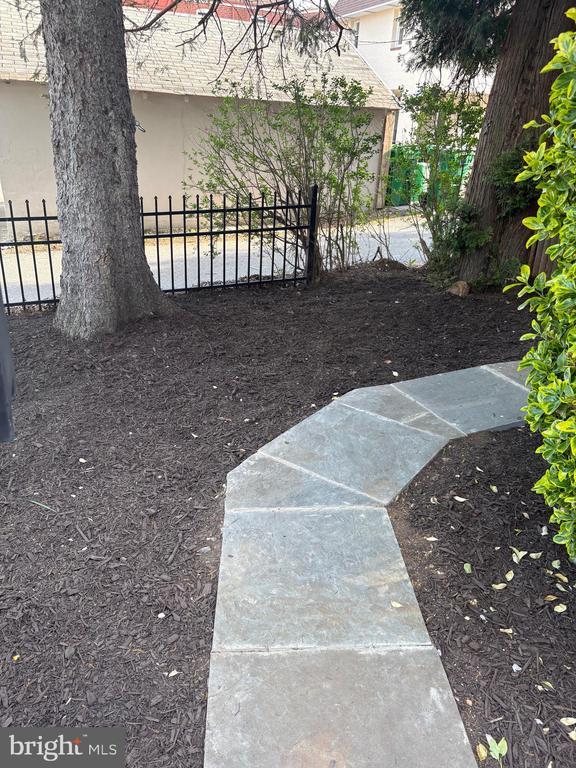 Building Photo - 213 Vernon St