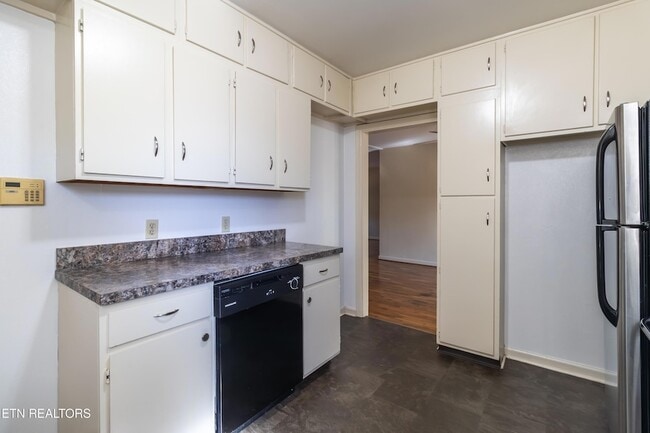 Building Photo - 602 Lookout Ct SE