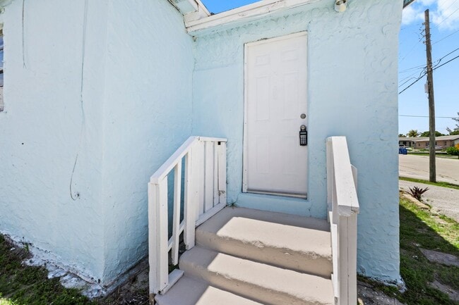 Building Photo - 1125 W 28th St