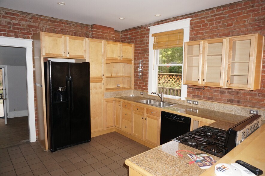 Beautiful open kitchen - 2844 N Marion St