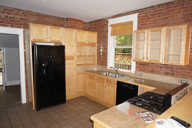 Beautiful open kitchen - 2844 N Marion St