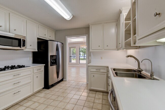 Building Photo - 10045 Valley Dr S