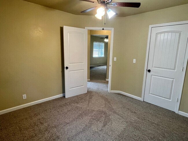 Building Photo - Super cute and updated 4 bed 2 bath home!!