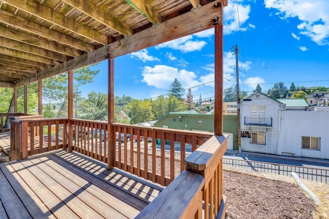 Building Photo - Charming Newly Remodeled 2 Bedroom Home in...