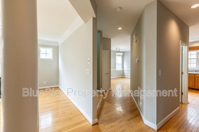 Building Photo - 2304 Ravenswood Ct