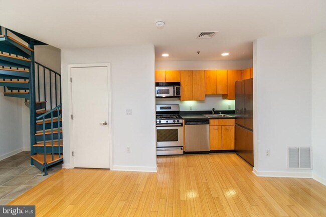 Building Photo - 36 Moore St