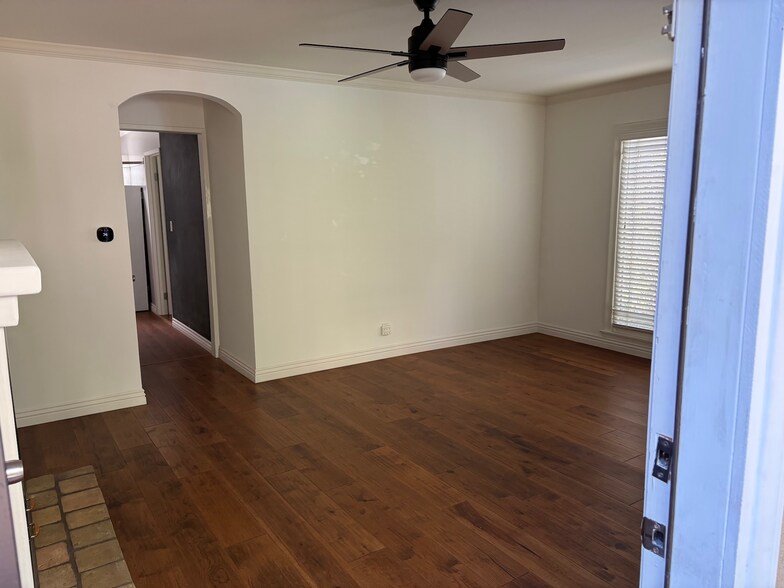 Building Photo - 919 Havenhurst Dr