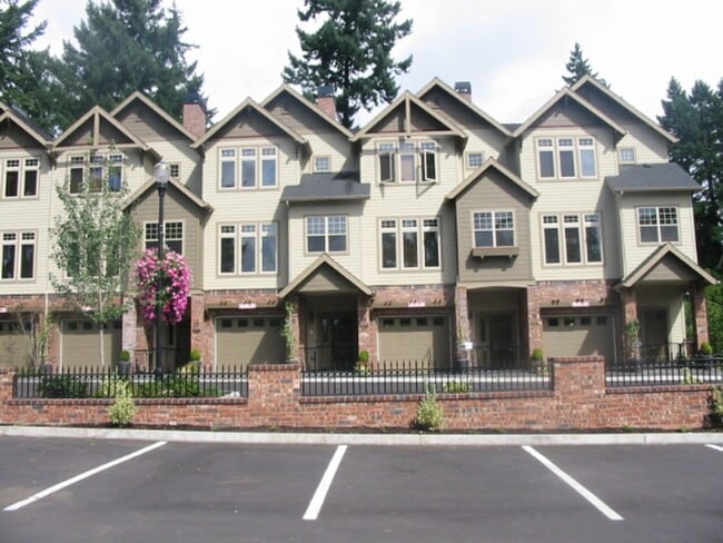 Primary Photo - Beautiful Lake Oswego Newer Townhome Walki...