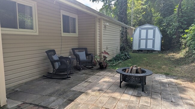 Backyard with shed - 3039 Dow Dr