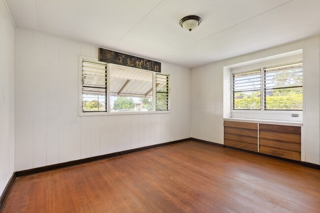 Building Photo - 3 Bed / 1.5 Bath house with carport Parking.