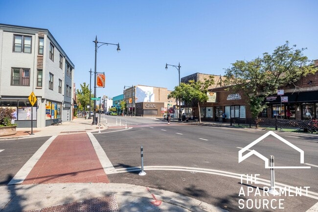 Building Photo - 1553 W Hollywood Ave