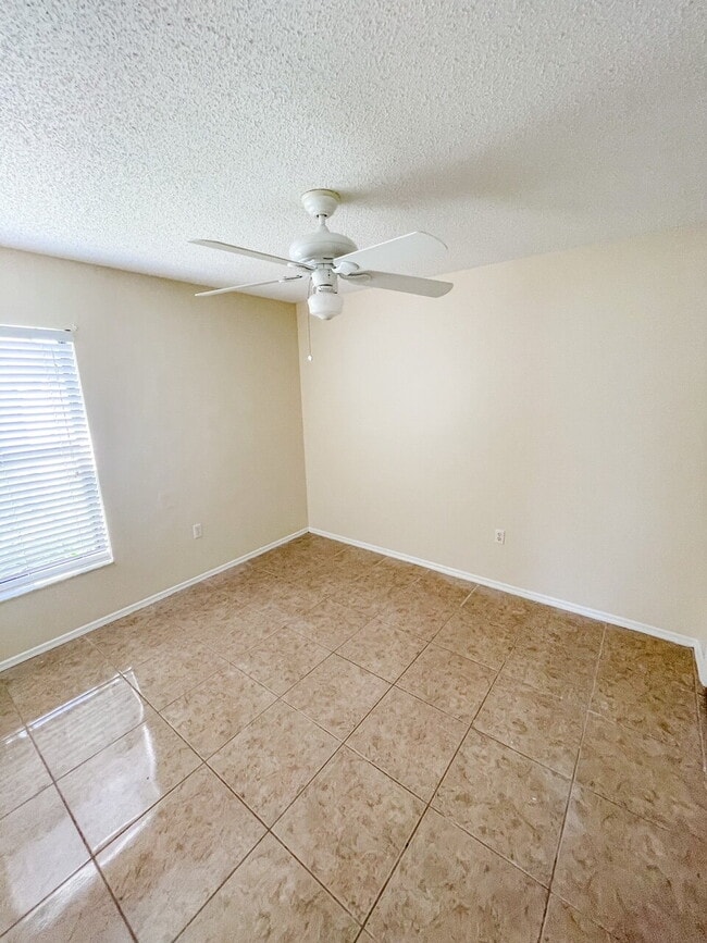 Building Photo - Gorgeous 3/2/2! Nice Neighborhood! Great Location!