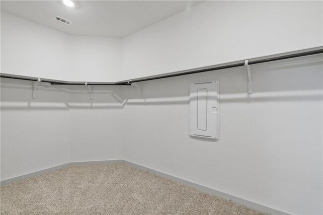 Building Photo - Gorgeous home available August 1!