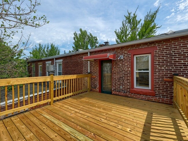 Building Photo - Large 2BR/2BTH house on Penn St!