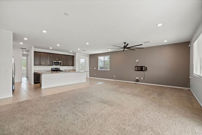 Building Photo - Beautiful 3 Bedroom Home in La Estancia & ...
