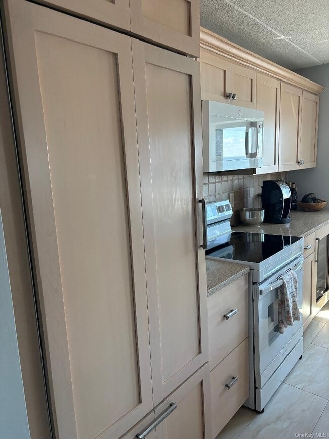 Building Photo - 750 W Broadway