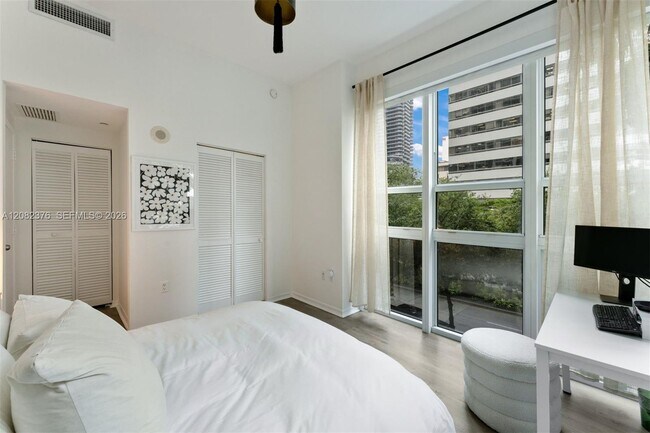 Building Photo - 951 Brickell Ave