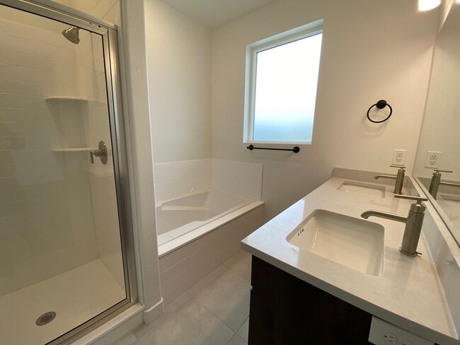 Building Photo - Newer Rockwell Ranch Townhome