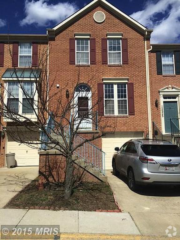 Building Photo - A spacious three bedroom, two and one half...