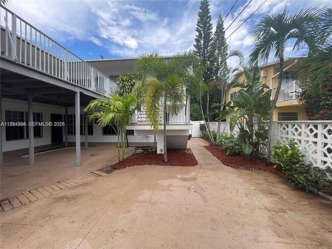 Building Photo - 1425 NE 56th St