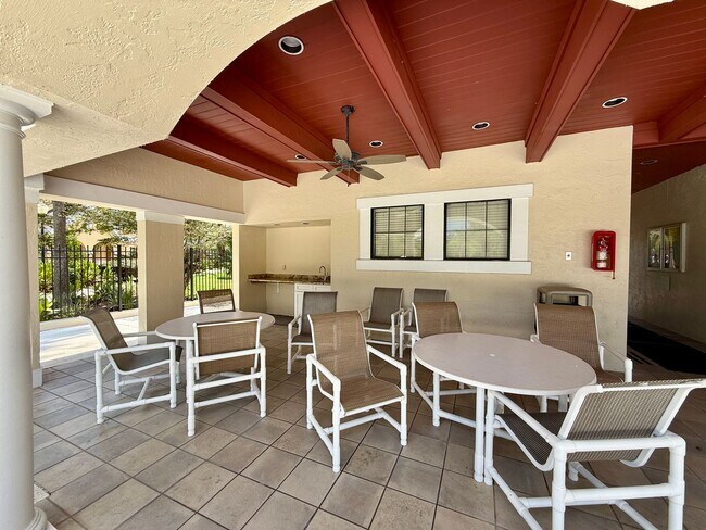 Building Photo - 3 bedroom, 3 bath Luxury Living Along the ...