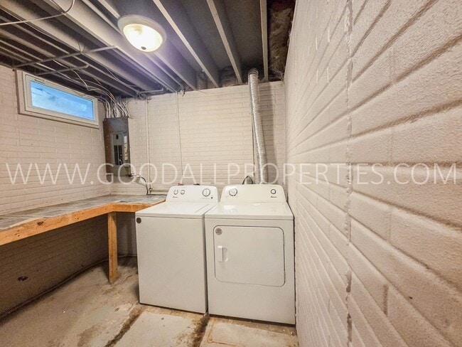 Building Photo - 3-Bedroom, 2.5-Bath Home in West Des Moines with Fully Fenced Yard & 2-Car Attached Garage