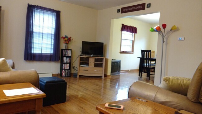 Building Photo - 220 Walnut St