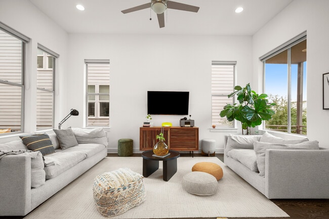 Building Photo - 6013 Florencia Ln