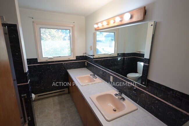 Building Photo - 4 bed 2 bath home in Port Angeles