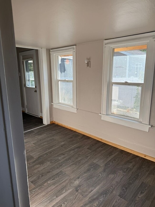 Building Photo - 2 Bed, 1 Bath Home