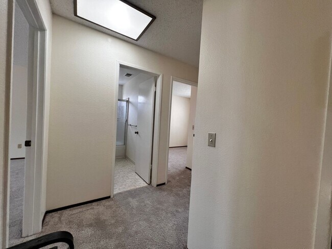 Building Photo - Spacious 3 bedroom 1.5 bath